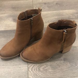 Blondo Nova Waterproof Bootie size 10